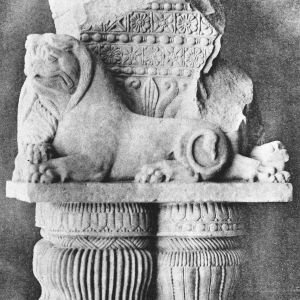 Bharhut pillar capital.jpg